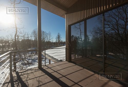 Построенный современный энергоэффективный загородный дом класса премиум с отделкой планкеном в Выборгском районе - 38