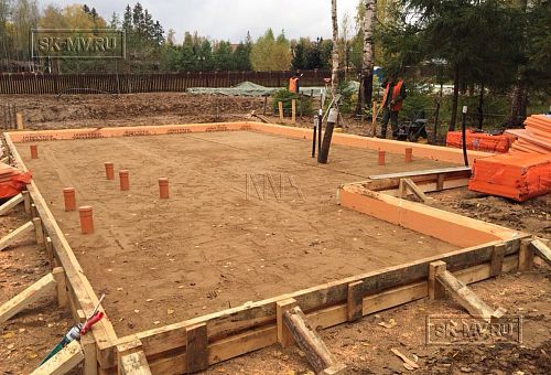 7. Подготовка песчаного основания фундамента бани, устройство опалубки