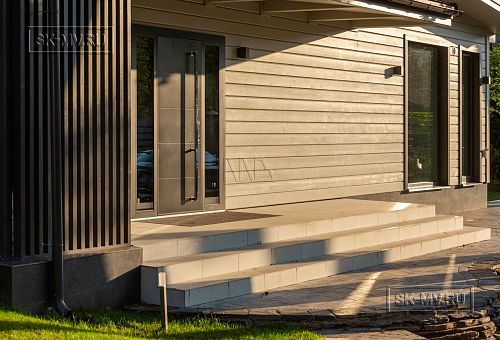 Фотографии П-образного дома в скандинавском стиле 238 кв м с панорамным остеклением, построенного в Сестрорецке - 3