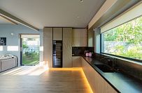 Пример внутренней отделки П-образного загородного дома в Сестрорецке - мини - 24