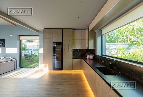 Пример внутренней отделки П-образного загородного дома в Сестрорецке - 24