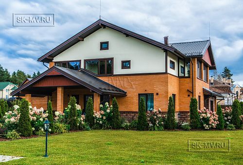 Строительство большого двухэтажного газобетонного коттеджа с комбинированной фасадной отделкой кирпичом и штукатуркой в КП Сосновое - 44