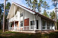 Строительство каркасного коттеджа 220 кв м аля шале с широкими кровельными свесами и остекленной верандой в комбинированной фасадной отделке красным лицевым кирпичом и белым имитатором бруса в п Вырица - мини - 9