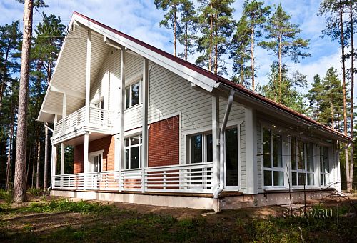 Строительство каркасного коттеджа 220 кв м аля шале с широкими кровельными свесами и остекленной верандой в комбинированной фасадной отделке красным лицевым кирпичом и белым имитатором бруса в п Вырица - 9