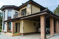 Построенный газобетонный дом в классическом стиле с эркером, балконом, навесом для автомобиля, остекленной верандой и комбинированной фасадной отделкой в кп Сосновое - мини - 18